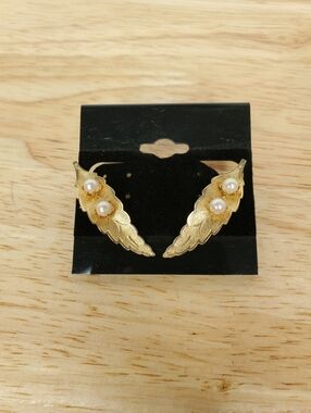 Vintage Leaf Gold Tone Earrings Clip On Faux Pearl